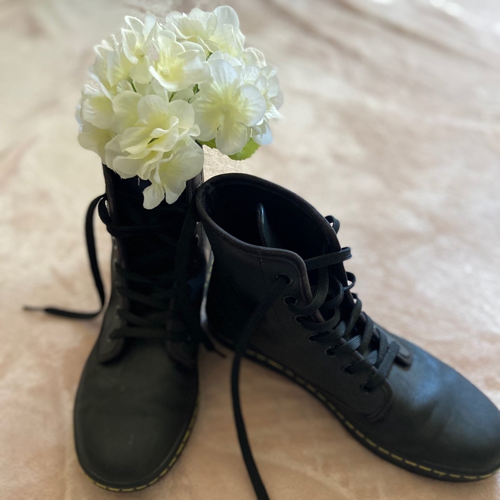 DR MARTENS SHERIDAN WOMENS MATTE ( US 6)